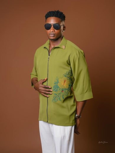 Embroidered 3/4 sleeve zip shirt
